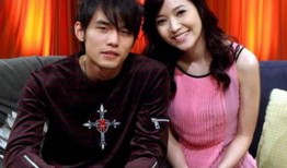 周杰伦爆料侯佩岑结婚采访视频,甜蜜瞬间曝光，揭秘明星爱情故事